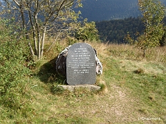 Stèle à la mémoire d'un pilote américain crashé dans le massif durant la Guerre Froide en 1963
